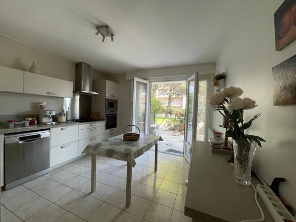 À vendre à ARLES (13200) Appartement T4 avec terrasse + jardinet + garage fermé + une place de parking + une cave