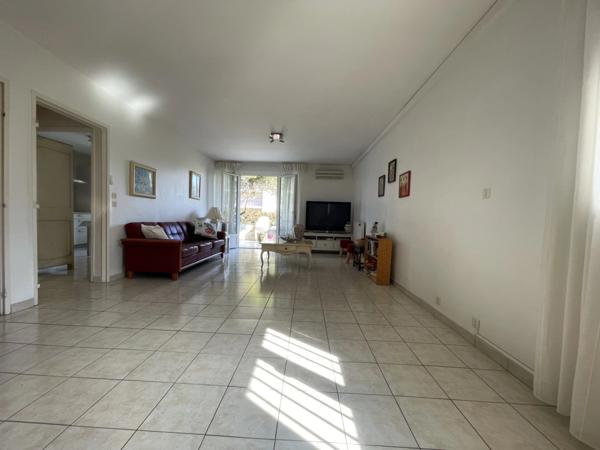 À vendre à ARLES (13200) Appartement T4 avec terrasse + jardinet + garage fermé + une place de parking + une cave