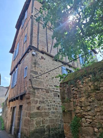 Remarquable immeuble de charme en pierres et colombages au coeur du centre historique , pour investisseurs