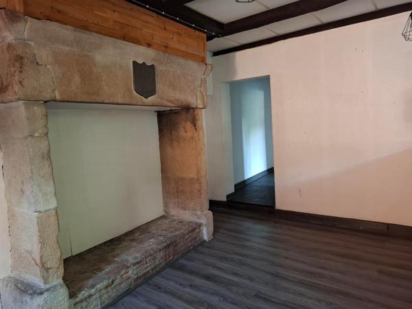 Remarquable immeuble de charme en pierres et colombages au coeur du centre historique , pour investisseurs