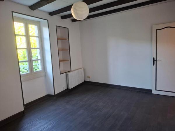 Remarquable immeuble de charme en pierres et colombages au coeur du centre historique , pour investisseurs