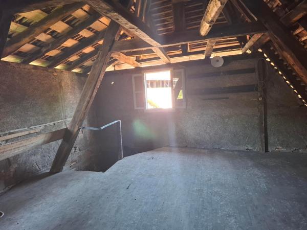 Remarquable immeuble de charme en pierres et colombages au coeur du centre historique , pour investisseurs