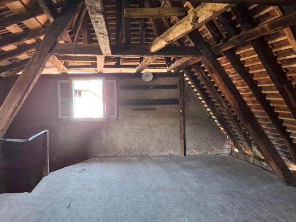 Remarquable immeuble de charme en pierres et colombages au coeur du centre historique , pour investisseurs