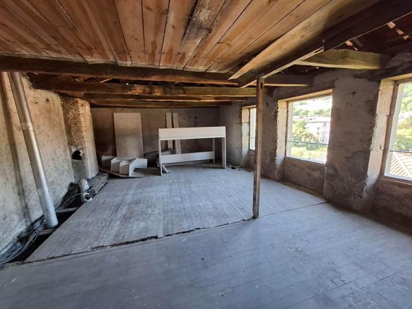 Remarquable immeuble de charme en pierres et colombages au coeur du centre historique , pour investisseurs