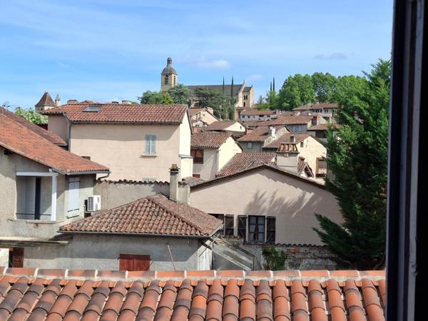 Remarquable immeuble de charme en pierres et colombages au coeur du centre historique , pour investisseurs