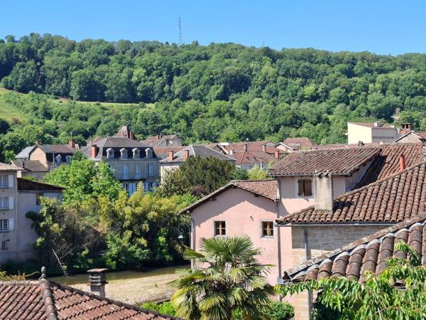 Remarquable immeuble de charme en pierres et colombages au coeur du centre historique , pour investisseurs