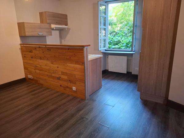 Remarquable immeuble de charme en pierres et colombages au coeur du centre historique , pour investisseurs