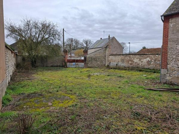 Terrain à bâtir au centre ville de Toury