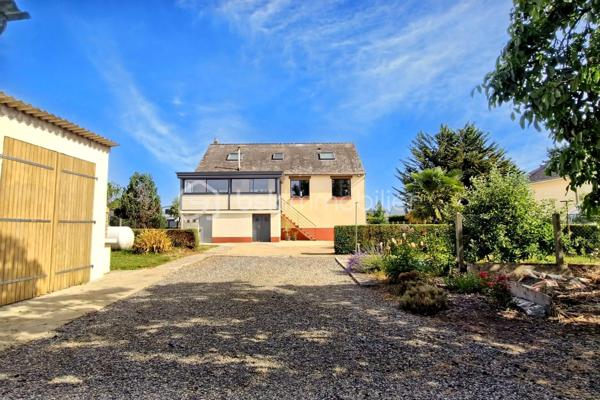 Idéalement située sur la commune recherchée de Saint-Didier, à proximité immédiate des écoles, à seulement 5 minutes de la gare (axe Rennes-Paris) et de la double voie, découvrez cette maison des années 70 sur sous-sol complet. Offrant de superbes volumes et un potentiel rare, elle est édifiée sur une magnifique parcelle close et arborée de 1 052 m² avec portail électrique. Au rez-de-chaussée : Dès l’entrée, un hall dessert une lumineuse et spacieuse pièce de vie de 48 m² comprenant un salon-séjour chaleureux  avec un poêle à pellet ainsi qu'une cheminée et d' une cuisine aménagée/équipée ouverte. Le séjour donne un accès direct à une véranda réalisée en 2018 , idéale pour profiter du jardin en toutes saisons. Le coin nuit indépendant se compose de deux chambres avec placards, d’une salle d’eau et d’un WC séparé. À l’étage : Une mezzanine (parfaite pour un espace bureau ou lecture) distribue deux chambres supplémentaires ainsi qu'une seconde salle d’eau avec WC.
Le sous-sol complet : Un espace total comprenant un coin arrière-cuisine/buanderie, une cave sur terre battue (idéale pour le vin), un coin atelier et un grand garage permettant de stationner 2 véhicules. Le terrain de 1 052 m², entièrement sécurisé par son portail motorisé, fait le bonheur des bricoleurs, artisans ou passionnés. Vous y trouverez : Un atelier/garage indépendant. Un abri couvert spécifiquement conçu pour le stationnement d'un camping-car ou d'une caravane.
Le plus : : Le terrain est constructible. Il offre l'opportunité rare de réaliser une division parcellaire pour revendre un terrain à bâtir ou réaliser un second projet immobilier.
Chauffage électrique