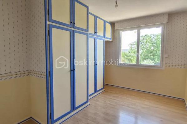 Idéalement située sur la commune recherchée de Saint-Didier, à proximité immédiate des écoles, à seulement 5 minutes de la gare (axe Rennes-Paris) et de la double voie, découvrez cette maison des années 70 sur sous-sol complet. Offrant de superbes volumes et un potentiel rare, elle est édifiée sur une magnifique parcelle close et arborée de 1 052 m² avec portail électrique. Au rez-de-chaussée : Dès l’entrée, un hall dessert une lumineuse et spacieuse pièce de vie de 48 m² comprenant un salon-séjour chaleureux  avec un poêle à pellet ainsi qu'une cheminée et d' une cuisine aménagée/équipée ouverte. Le séjour donne un accès direct à une véranda réalisée en 2018 , idéale pour profiter du jardin en toutes saisons. Le coin nuit indépendant se compose de deux chambres avec placards, d’une salle d’eau et d’un WC séparé. À l’étage : Une mezzanine (parfaite pour un espace bureau ou lecture) distribue deux chambres supplémentaires ainsi qu'une seconde salle d’eau avec WC.
Le sous-sol complet : Un espace total comprenant un coin arrière-cuisine/buanderie, une cave sur terre battue (idéale pour le vin), un coin atelier et un grand garage permettant de stationner 2 véhicules. Le terrain de 1 052 m², entièrement sécurisé par son portail motorisé, fait le bonheur des bricoleurs, artisans ou passionnés. Vous y trouverez : Un atelier/garage indépendant. Un abri couvert spécifiquement conçu pour le stationnement d'un camping-car ou d'une caravane.
Le plus : : Le terrain est constructible. Il offre l'opportunité rare de réaliser une division parcellaire pour revendre un terrain à bâtir ou réaliser un second projet immobilier.
Chauffage électrique