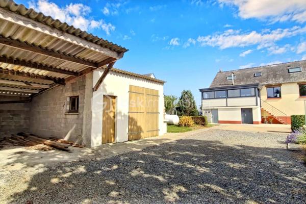 Idéalement située sur la commune recherchée de Saint-Didier, à proximité immédiate des écoles, à seulement 5 minutes de la gare (axe Rennes-Paris) et de la double voie, découvrez cette maison des années 70 sur sous-sol complet. Offrant de superbes volumes et un potentiel rare, elle est édifiée sur une magnifique parcelle close et arborée de 1 052 m² avec portail électrique. Au rez-de-chaussée : Dès l’entrée, un hall dessert une lumineuse et spacieuse pièce de vie de 48 m² comprenant un salon-séjour chaleureux  avec un poêle à pellet ainsi qu'une cheminée et d' une cuisine aménagée/équipée ouverte. Le séjour donne un accès direct à une véranda réalisée en 2018 , idéale pour profiter du jardin en toutes saisons. Le coin nuit indépendant se compose de deux chambres avec placards, d’une salle d’eau et d’un WC séparé. À l’étage : Une mezzanine (parfaite pour un espace bureau ou lecture) distribue deux chambres supplémentaires ainsi qu'une seconde salle d’eau avec WC.
Le sous-sol complet : Un espace total comprenant un coin arrière-cuisine/buanderie, une cave sur terre battue (idéale pour le vin), un coin atelier et un grand garage permettant de stationner 2 véhicules. Le terrain de 1 052 m², entièrement sécurisé par son portail motorisé, fait le bonheur des bricoleurs, artisans ou passionnés. Vous y trouverez : Un atelier/garage indépendant. Un abri couvert spécifiquement conçu pour le stationnement d'un camping-car ou d'une caravane.
Le plus : : Le terrain est constructible. Il offre l'opportunité rare de réaliser une division parcellaire pour revendre un terrain à bâtir ou réaliser un second projet immobilier.
Chauffage électrique