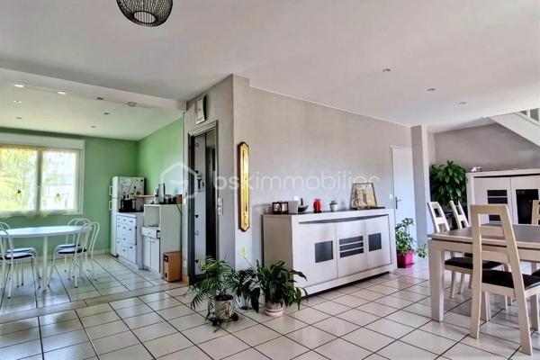 Idéalement située sur la commune recherchée de Saint-Didier, à proximité immédiate des écoles, à seulement 5 minutes de la gare (axe Rennes-Paris) et de la double voie, découvrez cette maison des années 70 sur sous-sol complet. Offrant de superbes volumes et un potentiel rare, elle est édifiée sur une magnifique parcelle close et arborée de 1 052 m² avec portail électrique. Au rez-de-chaussée : Dès l’entrée, un hall dessert une lumineuse et spacieuse pièce de vie de 48 m² comprenant un salon-séjour chaleureux  avec un poêle à pellet ainsi qu'une cheminée et d' une cuisine aménagée/équipée ouverte. Le séjour donne un accès direct à une véranda réalisée en 2018 , idéale pour profiter du jardin en toutes saisons. Le coin nuit indépendant se compose de deux chambres avec placards, d’une salle d’eau et d’un WC séparé. À l’étage : Une mezzanine (parfaite pour un espace bureau ou lecture) distribue deux chambres supplémentaires ainsi qu'une seconde salle d’eau avec WC.
Le sous-sol complet : Un espace total comprenant un coin arrière-cuisine/buanderie, une cave sur terre battue (idéale pour le vin), un coin atelier et un grand garage permettant de stationner 2 véhicules. Le terrain de 1 052 m², entièrement sécurisé par son portail motorisé, fait le bonheur des bricoleurs, artisans ou passionnés. Vous y trouverez : Un atelier/garage indépendant. Un abri couvert spécifiquement conçu pour le stationnement d'un camping-car ou d'une caravane.
Le plus : : Le terrain est constructible. Il offre l'opportunité rare de réaliser une division parcellaire pour revendre un terrain à bâtir ou réaliser un second projet immobilier.
Chauffage électrique