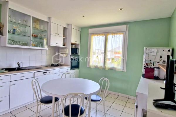 Idéalement située sur la commune recherchée de Saint-Didier, à proximité immédiate des écoles, à seulement 5 minutes de la gare (axe Rennes-Paris) et de la double voie, découvrez cette maison des années 70 sur sous-sol complet. Offrant de superbes volumes et un potentiel rare, elle est édifiée sur une magnifique parcelle close et arborée de 1 052 m² avec portail électrique. Au rez-de-chaussée : Dès l’entrée, un hall dessert une lumineuse et spacieuse pièce de vie de 48 m² comprenant un salon-séjour chaleureux  avec un poêle à pellet ainsi qu'une cheminée et d' une cuisine aménagée/équipée ouverte. Le séjour donne un accès direct à une véranda réalisée en 2018 , idéale pour profiter du jardin en toutes saisons. Le coin nuit indépendant se compose de deux chambres avec placards, d’une salle d’eau et d’un WC séparé. À l’étage : Une mezzanine (parfaite pour un espace bureau ou lecture) distribue deux chambres supplémentaires ainsi qu'une seconde salle d’eau avec WC.
Le sous-sol complet : Un espace total comprenant un coin arrière-cuisine/buanderie, une cave sur terre battue (idéale pour le vin), un coin atelier et un grand garage permettant de stationner 2 véhicules. Le terrain de 1 052 m², entièrement sécurisé par son portail motorisé, fait le bonheur des bricoleurs, artisans ou passionnés. Vous y trouverez : Un atelier/garage indépendant. Un abri couvert spécifiquement conçu pour le stationnement d'un camping-car ou d'une caravane.
Le plus : : Le terrain est constructible. Il offre l'opportunité rare de réaliser une division parcellaire pour revendre un terrain à bâtir ou réaliser un second projet immobilier.
Chauffage électrique