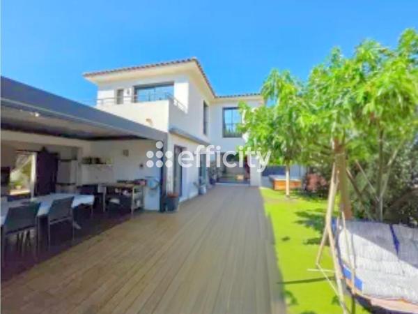 Maison
         4 pièces
        - 130 m² Bien prestige 1 250 000 € *