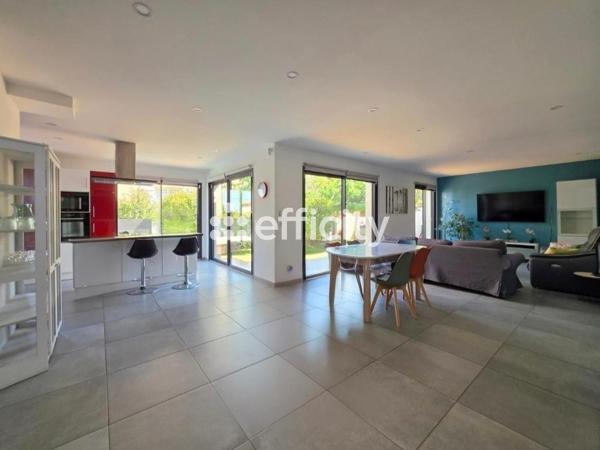 Maison
         4 pièces
        - 130 m² Bien prestige 1 250 000 € *