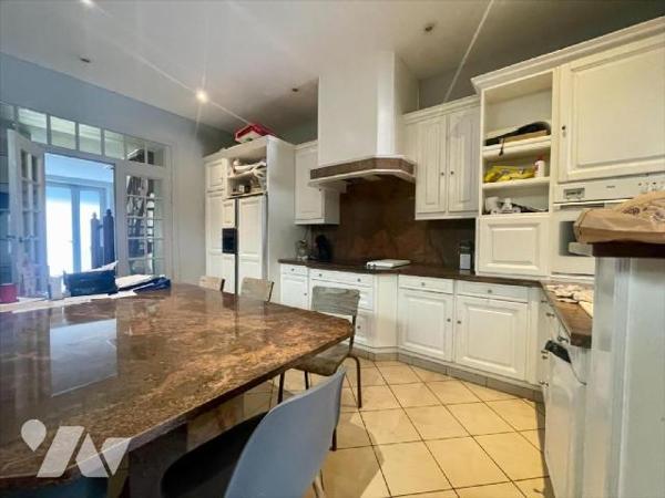 VENTE DES MURS - ACTUELLEMENT LOUE PAR BAIL COMMERCIAL Dans le centre-ville, immeuble à usage m...