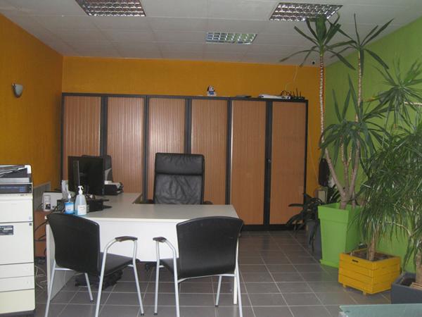 A LOUER BUREAUX BIEN PLACE AVEC VITRINE A ST QUENTIN 02100.