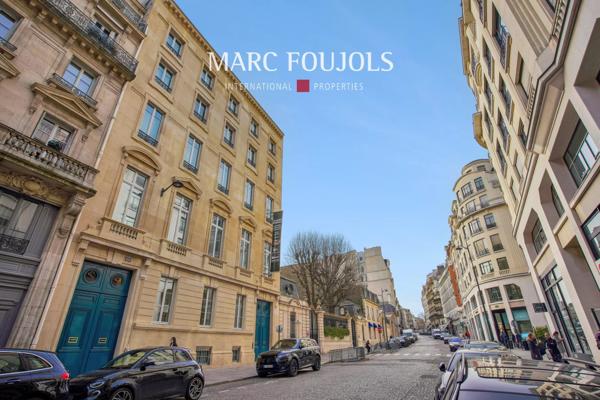Paris VIII Faubourg Saint Honoré : appartement d’angle de 115 m² avec sa terrasse jardin de 19 m²