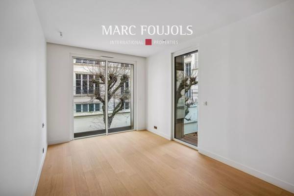 Paris VIII Faubourg Saint Honoré : appartement d’angle de 115 m² avec sa terrasse jardin de 19 m²