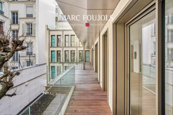 Paris VIII Faubourg Saint Honoré : appartement d’angle de 115 m² avec sa terrasse jardin de 19 m²