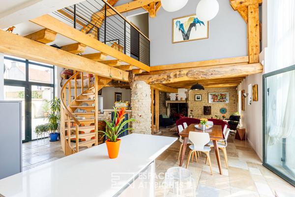 Vieilles pierres, volumes et piscine au coeur de Vernouillet