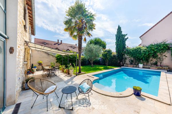 Vieilles pierres, volumes et piscine au coeur de Vernouillet