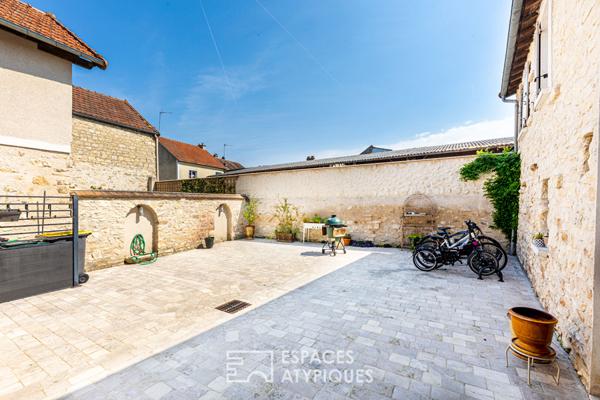 Vieilles pierres, volumes et piscine au coeur de Vernouillet