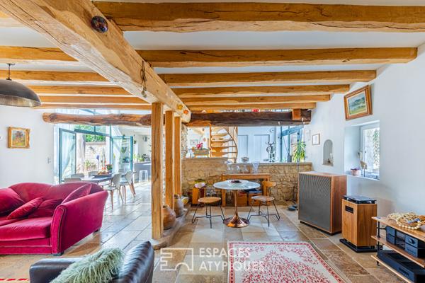 Vieilles pierres, volumes et piscine au coeur de Vernouillet