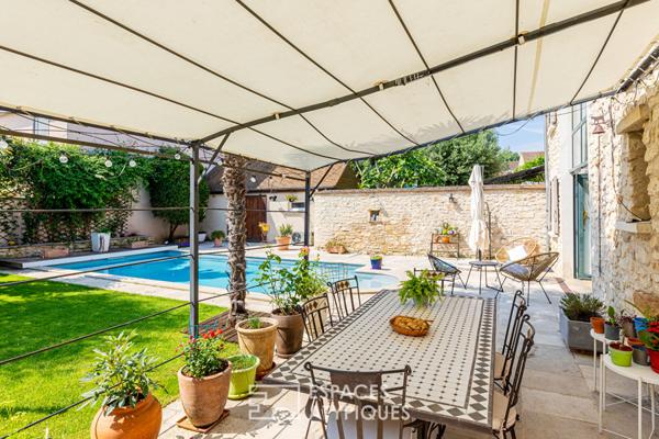 Vieilles pierres, volumes et piscine au coeur de Vernouillet