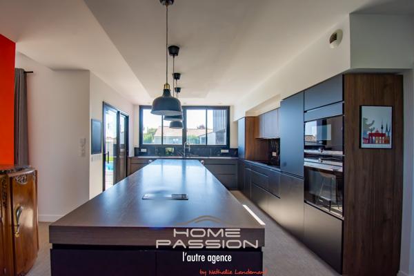 Maison
                                                                                                                                                                                                                                                                                                                        8 pièce(s)                                                                                                                                                                                                          5 chambre(s)                                                                                                                                                                                                          200  m²