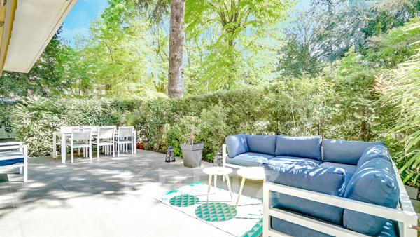 Appartement rénové avec terrasse de plain-pied