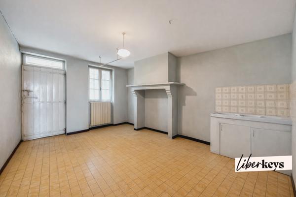 Grande maison de caractère (T6) avec jardin – Fort potentiel – Garage non attenant