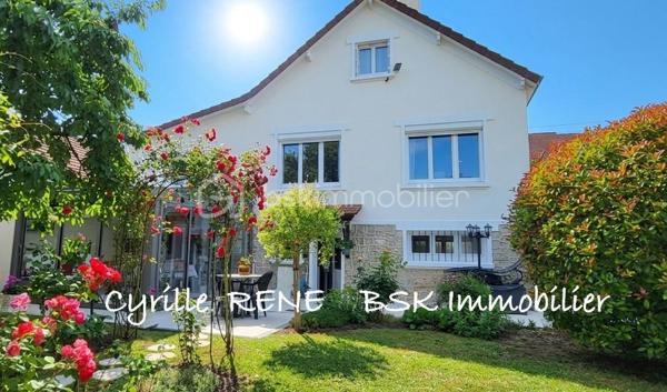 Maison Individuelle 155 m2 au sol – Lumineuse - Décoration Soignée - Jardin Arboré & Sécurisé - Proche Gare
Ne cherchez plus ! Imaginez votre nouvelle vie de famille dans cette magnifique maison individuelle sans aucun vis-à-vis, où l'espace et le confort ont été pensés pour le bonheur des petits et des grands. Implantée sur terrain de 580 m2 et posée sur un sous-sol total entièrement aménagé et chauffé, elle n'attend plus que vos valises. Ecoles, collège et lycée accessibles à pied.

Les points forts pour votre vie de famille :
•	Le paradis des enfants (et des parents) : Un délicieux jardin arboré pour les parties de cache-cache, complété par une grande véranda moderne et climatisée de 19 m² pour jouer ou se détendre en toutes saisons. Un abri de jardin et un espace barbecue complètent ce jardin idyllique.
•	La gare SNCF est accessible à pied. Idéal pour concilier facilement vie professionnelle et vie de famille !
•	Confort & Sécurité au top : Volets roulants motorisés, double vitrage de qualité, chaudière à condensation récente (économies d'énergie !) et un portail motorisé avec places de parking sécurisées dans la propriété.

Une configuration parfaite :
Au rez-de-jardin (L'espace convivialité & ados/invités) :
•	Une superbe véranda de 19 m² ouvrant sur une belle terrasse pour les barbecues du dimanche.
•	Une chambre de 11 m², une cuisine d’été pratique pour les déjeuners dehors, un WC et un grand garage pour la voiture, les vélos et la poussette.
Au 1er étage (Le cœur de la maison) :
•	Un salon-séjour lumineux de 29 m² à la décoration soignée et tendance, parfait pour vos soirées en famille.
•	Une cuisine équipée et aménagée pour concocter de bons petits plats.
•	Une grande chambre avec placard, un WC séparé et une superbe salle d’eau avec douche à l'italienne.
Au 2e étage (Le cocon des enfants) :
•	2 chambres confortables dotées de nombreux rangements pour les jouets et les vêtements.

Le coup de cœur est garanti ! Une visite s’impose pour découvrir votre futur chez-vous. Je suis disponible 7j/7, contactez-moi dès maintenant pour organiser une visite.
