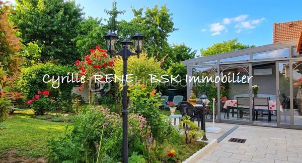 Maison Individuelle 155 m2 au sol – Lumineuse - Décoration Soignée - Jardin Arboré & Sécurisé - Proche Gare
Ne cherchez plus ! Imaginez votre nouvelle vie de famille dans cette magnifique maison individuelle sans aucun vis-à-vis, où l'espace et le confort ont été pensés pour le bonheur des petits et des grands. Implantée sur terrain de 580 m2 et posée sur un sous-sol total entièrement aménagé et chauffé, elle n'attend plus que vos valises. Ecoles, collège et lycée accessibles à pied.

Les points forts pour votre vie de famille :
•	Le paradis des enfants (et des parents) : Un délicieux jardin arboré pour les parties de cache-cache, complété par une grande véranda moderne et climatisée de 19 m² pour jouer ou se détendre en toutes saisons. Un abri de jardin et un espace barbecue complètent ce jardin idyllique.
•	La gare SNCF est accessible à pied. Idéal pour concilier facilement vie professionnelle et vie de famille !
•	Confort & Sécurité au top : Volets roulants motorisés, double vitrage de qualité, chaudière à condensation récente (économies d'énergie !) et un portail motorisé avec places de parking sécurisées dans la propriété.

Une configuration parfaite :
Au rez-de-jardin (L'espace convivialité & ados/invités) :
•	Une superbe véranda de 19 m² ouvrant sur une belle terrasse pour les barbecues du dimanche.
•	Une chambre de 11 m², une cuisine d’été pratique pour les déjeuners dehors, un WC et un grand garage pour la voiture, les vélos et la poussette.
Au 1er étage (Le cœur de la maison) :
•	Un salon-séjour lumineux de 29 m² à la décoration soignée et tendance, parfait pour vos soirées en famille.
•	Une cuisine équipée et aménagée pour concocter de bons petits plats.
•	Une grande chambre avec placard, un WC séparé et une superbe salle d’eau avec douche à l'italienne.
Au 2e étage (Le cocon des enfants) :
•	2 chambres confortables dotées de nombreux rangements pour les jouets et les vêtements.

Le coup de cœur est garanti ! Une visite s’impose pour découvrir votre futur chez-vous. Je suis disponible 7j/7, contactez-moi dès maintenant pour organiser une visite.