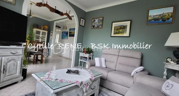 Maison Individuelle 155 m2 au sol – Lumineuse - Décoration Soignée - Jardin Arboré & Sécurisé - Proche Gare
Ne cherchez plus ! Imaginez votre nouvelle vie de famille dans cette magnifique maison individuelle sans aucun vis-à-vis, où l'espace et le confort ont été pensés pour le bonheur des petits et des grands. Implantée sur terrain de 580 m2 et posée sur un sous-sol total entièrement aménagé et chauffé, elle n'attend plus que vos valises. Ecoles, collège et lycée accessibles à pied.

Les points forts pour votre vie de famille :
•	Le paradis des enfants (et des parents) : Un délicieux jardin arboré pour les parties de cache-cache, complété par une grande véranda moderne et climatisée de 19 m² pour jouer ou se détendre en toutes saisons. Un abri de jardin et un espace barbecue complètent ce jardin idyllique.
•	La gare SNCF est accessible à pied. Idéal pour concilier facilement vie professionnelle et vie de famille !
•	Confort & Sécurité au top : Volets roulants motorisés, double vitrage de qualité, chaudière à condensation récente (économies d'énergie !) et un portail motorisé avec places de parking sécurisées dans la propriété.

Une configuration parfaite :
Au rez-de-jardin (L'espace convivialité & ados/invités) :
•	Une superbe véranda de 19 m² ouvrant sur une belle terrasse pour les barbecues du dimanche.
•	Une chambre de 11 m², une cuisine d’été pratique pour les déjeuners dehors, un WC et un grand garage pour la voiture, les vélos et la poussette.
Au 1er étage (Le cœur de la maison) :
•	Un salon-séjour lumineux de 29 m² à la décoration soignée et tendance, parfait pour vos soirées en famille.
•	Une cuisine équipée et aménagée pour concocter de bons petits plats.
•	Une grande chambre avec placard, un WC séparé et une superbe salle d’eau avec douche à l'italienne.
Au 2e étage (Le cocon des enfants) :
•	2 chambres confortables dotées de nombreux rangements pour les jouets et les vêtements.

Le coup de cœur est garanti ! Une visite s’impose pour découvrir votre futur chez-vous. Je suis disponible 7j/7, contactez-moi dès maintenant pour organiser une visite.