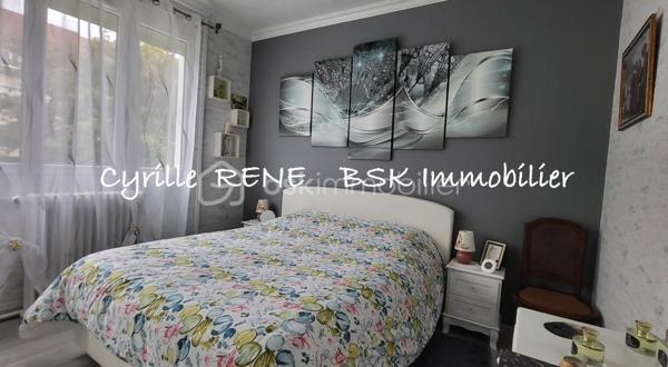 Maison Individuelle 155 m2 au sol – Lumineuse - Décoration Soignée - Jardin Arboré & Sécurisé - Proche Gare
Ne cherchez plus ! Imaginez votre nouvelle vie de famille dans cette magnifique maison individuelle sans aucun vis-à-vis, où l'espace et le confort ont été pensés pour le bonheur des petits et des grands. Implantée sur terrain de 580 m2 et posée sur un sous-sol total entièrement aménagé et chauffé, elle n'attend plus que vos valises. Ecoles, collège et lycée accessibles à pied.

Les points forts pour votre vie de famille :
•	Le paradis des enfants (et des parents) : Un délicieux jardin arboré pour les parties de cache-cache, complété par une grande véranda moderne et climatisée de 19 m² pour jouer ou se détendre en toutes saisons. Un abri de jardin et un espace barbecue complètent ce jardin idyllique.
•	La gare SNCF est accessible à pied. Idéal pour concilier facilement vie professionnelle et vie de famille !
•	Confort & Sécurité au top : Volets roulants motorisés, double vitrage de qualité, chaudière à condensation récente (économies d'énergie !) et un portail motorisé avec places de parking sécurisées dans la propriété.

Une configuration parfaite :
Au rez-de-jardin (L'espace convivialité & ados/invités) :
•	Une superbe véranda de 19 m² ouvrant sur une belle terrasse pour les barbecues du dimanche.
•	Une chambre de 11 m², une cuisine d’été pratique pour les déjeuners dehors, un WC et un grand garage pour la voiture, les vélos et la poussette.
Au 1er étage (Le cœur de la maison) :
•	Un salon-séjour lumineux de 29 m² à la décoration soignée et tendance, parfait pour vos soirées en famille.
•	Une cuisine équipée et aménagée pour concocter de bons petits plats.
•	Une grande chambre avec placard, un WC séparé et une superbe salle d’eau avec douche à l'italienne.
Au 2e étage (Le cocon des enfants) :
•	2 chambres confortables dotées de nombreux rangements pour les jouets et les vêtements.

Le coup de cœur est garanti ! Une visite s’impose pour découvrir votre futur chez-vous. Je suis disponible 7j/7, contactez-moi dès maintenant pour organiser une visite.