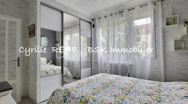 Maison Individuelle 155 m2 au sol – Lumineuse - Décoration Soignée - Jardin Arboré & Sécurisé - Proche Gare
Ne cherchez plus ! Imaginez votre nouvelle vie de famille dans cette magnifique maison individuelle sans aucun vis-à-vis, où l'espace et le confort ont été pensés pour le bonheur des petits et des grands. Implantée sur terrain de 580 m2 et posée sur un sous-sol total entièrement aménagé et chauffé, elle n'attend plus que vos valises. Ecoles, collège et lycée accessibles à pied.

Les points forts pour votre vie de famille :
•	Le paradis des enfants (et des parents) : Un délicieux jardin arboré pour les parties de cache-cache, complété par une grande véranda moderne et climatisée de 19 m² pour jouer ou se détendre en toutes saisons. Un abri de jardin et un espace barbecue complètent ce jardin idyllique.
•	La gare SNCF est accessible à pied. Idéal pour concilier facilement vie professionnelle et vie de famille !
•	Confort & Sécurité au top : Volets roulants motorisés, double vitrage de qualité, chaudière à condensation récente (économies d'énergie !) et un portail motorisé avec places de parking sécurisées dans la propriété.

Une configuration parfaite :
Au rez-de-jardin (L'espace convivialité & ados/invités) :
•	Une superbe véranda de 19 m² ouvrant sur une belle terrasse pour les barbecues du dimanche.
•	Une chambre de 11 m², une cuisine d’été pratique pour les déjeuners dehors, un WC et un grand garage pour la voiture, les vélos et la poussette.
Au 1er étage (Le cœur de la maison) :
•	Un salon-séjour lumineux de 29 m² à la décoration soignée et tendance, parfait pour vos soirées en famille.
•	Une cuisine équipée et aménagée pour concocter de bons petits plats.
•	Une grande chambre avec placard, un WC séparé et une superbe salle d’eau avec douche à l'italienne.
Au 2e étage (Le cocon des enfants) :
•	2 chambres confortables dotées de nombreux rangements pour les jouets et les vêtements.

Le coup de cœur est garanti ! Une visite s’impose pour découvrir votre futur chez-vous. Je suis disponible 7j/7, contactez-moi dès maintenant pour organiser une visite.