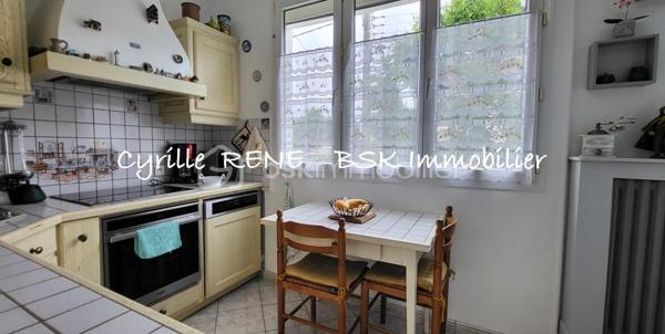 Maison Individuelle 155 m2 au sol – Lumineuse - Décoration Soignée - Jardin Arboré & Sécurisé - Proche Gare
Ne cherchez plus ! Imaginez votre nouvelle vie de famille dans cette magnifique maison individuelle sans aucun vis-à-vis, où l'espace et le confort ont été pensés pour le bonheur des petits et des grands. Implantée sur terrain de 580 m2 et posée sur un sous-sol total entièrement aménagé et chauffé, elle n'attend plus que vos valises. Ecoles, collège et lycée accessibles à pied.

Les points forts pour votre vie de famille :
•	Le paradis des enfants (et des parents) : Un délicieux jardin arboré pour les parties de cache-cache, complété par une grande véranda moderne et climatisée de 19 m² pour jouer ou se détendre en toutes saisons. Un abri de jardin et un espace barbecue complètent ce jardin idyllique.
•	La gare SNCF est accessible à pied. Idéal pour concilier facilement vie professionnelle et vie de famille !
•	Confort & Sécurité au top : Volets roulants motorisés, double vitrage de qualité, chaudière à condensation récente (économies d'énergie !) et un portail motorisé avec places de parking sécurisées dans la propriété.

Une configuration parfaite :
Au rez-de-jardin (L'espace convivialité & ados/invités) :
•	Une superbe véranda de 19 m² ouvrant sur une belle terrasse pour les barbecues du dimanche.
•	Une chambre de 11 m², une cuisine d’été pratique pour les déjeuners dehors, un WC et un grand garage pour la voiture, les vélos et la poussette.
Au 1er étage (Le cœur de la maison) :
•	Un salon-séjour lumineux de 29 m² à la décoration soignée et tendance, parfait pour vos soirées en famille.
•	Une cuisine équipée et aménagée pour concocter de bons petits plats.
•	Une grande chambre avec placard, un WC séparé et une superbe salle d’eau avec douche à l'italienne.
Au 2e étage (Le cocon des enfants) :
•	2 chambres confortables dotées de nombreux rangements pour les jouets et les vêtements.

Le coup de cœur est garanti ! Une visite s’impose pour découvrir votre futur chez-vous. Je suis disponible 7j/7, contactez-moi dès maintenant pour organiser une visite.