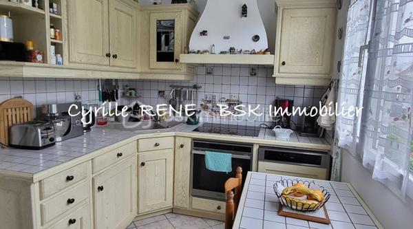 Maison Individuelle 155 m2 au sol – Lumineuse - Décoration Soignée - Jardin Arboré & Sécurisé - Proche Gare
Ne cherchez plus ! Imaginez votre nouvelle vie de famille dans cette magnifique maison individuelle sans aucun vis-à-vis, où l'espace et le confort ont été pensés pour le bonheur des petits et des grands. Implantée sur terrain de 580 m2 et posée sur un sous-sol total entièrement aménagé et chauffé, elle n'attend plus que vos valises. Ecoles, collège et lycée accessibles à pied.

Les points forts pour votre vie de famille :
•	Le paradis des enfants (et des parents) : Un délicieux jardin arboré pour les parties de cache-cache, complété par une grande véranda moderne et climatisée de 19 m² pour jouer ou se détendre en toutes saisons. Un abri de jardin et un espace barbecue complètent ce jardin idyllique.
•	La gare SNCF est accessible à pied. Idéal pour concilier facilement vie professionnelle et vie de famille !
•	Confort & Sécurité au top : Volets roulants motorisés, double vitrage de qualité, chaudière à condensation récente (économies d'énergie !) et un portail motorisé avec places de parking sécurisées dans la propriété.

Une configuration parfaite :
Au rez-de-jardin (L'espace convivialité & ados/invités) :
•	Une superbe véranda de 19 m² ouvrant sur une belle terrasse pour les barbecues du dimanche.
•	Une chambre de 11 m², une cuisine d’été pratique pour les déjeuners dehors, un WC et un grand garage pour la voiture, les vélos et la poussette.
Au 1er étage (Le cœur de la maison) :
•	Un salon-séjour lumineux de 29 m² à la décoration soignée et tendance, parfait pour vos soirées en famille.
•	Une cuisine équipée et aménagée pour concocter de bons petits plats.
•	Une grande chambre avec placard, un WC séparé et une superbe salle d’eau avec douche à l'italienne.
Au 2e étage (Le cocon des enfants) :
•	2 chambres confortables dotées de nombreux rangements pour les jouets et les vêtements.

Le coup de cœur est garanti ! Une visite s’impose pour découvrir votre futur chez-vous. Je suis disponible 7j/7, contactez-moi dès maintenant pour organiser une visite.
