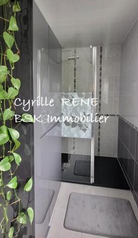 Maison Individuelle 155 m2 au sol – Lumineuse - Décoration Soignée - Jardin Arboré & Sécurisé - Proche Gare
Ne cherchez plus ! Imaginez votre nouvelle vie de famille dans cette magnifique maison individuelle sans aucun vis-à-vis, où l'espace et le confort ont été pensés pour le bonheur des petits et des grands. Implantée sur terrain de 580 m2 et posée sur un sous-sol total entièrement aménagé et chauffé, elle n'attend plus que vos valises. Ecoles, collège et lycée accessibles à pied.

Les points forts pour votre vie de famille :
•	Le paradis des enfants (et des parents) : Un délicieux jardin arboré pour les parties de cache-cache, complété par une grande véranda moderne et climatisée de 19 m² pour jouer ou se détendre en toutes saisons. Un abri de jardin et un espace barbecue complètent ce jardin idyllique.
•	La gare SNCF est accessible à pied. Idéal pour concilier facilement vie professionnelle et vie de famille !
•	Confort & Sécurité au top : Volets roulants motorisés, double vitrage de qualité, chaudière à condensation récente (économies d'énergie !) et un portail motorisé avec places de parking sécurisées dans la propriété.

Une configuration parfaite :
Au rez-de-jardin (L'espace convivialité & ados/invités) :
•	Une superbe véranda de 19 m² ouvrant sur une belle terrasse pour les barbecues du dimanche.
•	Une chambre de 11 m², une cuisine d’été pratique pour les déjeuners dehors, un WC et un grand garage pour la voiture, les vélos et la poussette.
Au 1er étage (Le cœur de la maison) :
•	Un salon-séjour lumineux de 29 m² à la décoration soignée et tendance, parfait pour vos soirées en famille.
•	Une cuisine équipée et aménagée pour concocter de bons petits plats.
•	Une grande chambre avec placard, un WC séparé et une superbe salle d’eau avec douche à l'italienne.
Au 2e étage (Le cocon des enfants) :
•	2 chambres confortables dotées de nombreux rangements pour les jouets et les vêtements.

Le coup de cœur est garanti ! Une visite s’impose pour découvrir votre futur chez-vous. Je suis disponible 7j/7, contactez-moi dès maintenant pour organiser une visite.