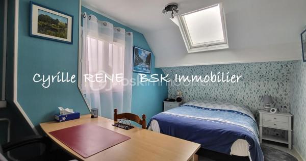 Maison Individuelle 155 m2 au sol – Lumineuse - Décoration Soignée - Jardin Arboré & Sécurisé - Proche Gare
Ne cherchez plus ! Imaginez votre nouvelle vie de famille dans cette magnifique maison individuelle sans aucun vis-à-vis, où l'espace et le confort ont été pensés pour le bonheur des petits et des grands. Implantée sur terrain de 580 m2 et posée sur un sous-sol total entièrement aménagé et chauffé, elle n'attend plus que vos valises. Ecoles, collège et lycée accessibles à pied.

Les points forts pour votre vie de famille :
•	Le paradis des enfants (et des parents) : Un délicieux jardin arboré pour les parties de cache-cache, complété par une grande véranda moderne et climatisée de 19 m² pour jouer ou se détendre en toutes saisons. Un abri de jardin et un espace barbecue complètent ce jardin idyllique.
•	La gare SNCF est accessible à pied. Idéal pour concilier facilement vie professionnelle et vie de famille !
•	Confort & Sécurité au top : Volets roulants motorisés, double vitrage de qualité, chaudière à condensation récente (économies d'énergie !) et un portail motorisé avec places de parking sécurisées dans la propriété.

Une configuration parfaite :
Au rez-de-jardin (L'espace convivialité & ados/invités) :
•	Une superbe véranda de 19 m² ouvrant sur une belle terrasse pour les barbecues du dimanche.
•	Une chambre de 11 m², une cuisine d’été pratique pour les déjeuners dehors, un WC et un grand garage pour la voiture, les vélos et la poussette.
Au 1er étage (Le cœur de la maison) :
•	Un salon-séjour lumineux de 29 m² à la décoration soignée et tendance, parfait pour vos soirées en famille.
•	Une cuisine équipée et aménagée pour concocter de bons petits plats.
•	Une grande chambre avec placard, un WC séparé et une superbe salle d’eau avec douche à l'italienne.
Au 2e étage (Le cocon des enfants) :
•	2 chambres confortables dotées de nombreux rangements pour les jouets et les vêtements.

Le coup de cœur est garanti ! Une visite s’impose pour découvrir votre futur chez-vous. Je suis disponible 7j/7, contactez-moi dès maintenant pour organiser une visite.