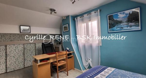 Maison Individuelle 155 m2 au sol – Lumineuse - Décoration Soignée - Jardin Arboré & Sécurisé - Proche Gare
Ne cherchez plus ! Imaginez votre nouvelle vie de famille dans cette magnifique maison individuelle sans aucun vis-à-vis, où l'espace et le confort ont été pensés pour le bonheur des petits et des grands. Implantée sur terrain de 580 m2 et posée sur un sous-sol total entièrement aménagé et chauffé, elle n'attend plus que vos valises. Ecoles, collège et lycée accessibles à pied.

Les points forts pour votre vie de famille :
•	Le paradis des enfants (et des parents) : Un délicieux jardin arboré pour les parties de cache-cache, complété par une grande véranda moderne et climatisée de 19 m² pour jouer ou se détendre en toutes saisons. Un abri de jardin et un espace barbecue complètent ce jardin idyllique.
•	La gare SNCF est accessible à pied. Idéal pour concilier facilement vie professionnelle et vie de famille !
•	Confort & Sécurité au top : Volets roulants motorisés, double vitrage de qualité, chaudière à condensation récente (économies d'énergie !) et un portail motorisé avec places de parking sécurisées dans la propriété.

Une configuration parfaite :
Au rez-de-jardin (L'espace convivialité & ados/invités) :
•	Une superbe véranda de 19 m² ouvrant sur une belle terrasse pour les barbecues du dimanche.
•	Une chambre de 11 m², une cuisine d’été pratique pour les déjeuners dehors, un WC et un grand garage pour la voiture, les vélos et la poussette.
Au 1er étage (Le cœur de la maison) :
•	Un salon-séjour lumineux de 29 m² à la décoration soignée et tendance, parfait pour vos soirées en famille.
•	Une cuisine équipée et aménagée pour concocter de bons petits plats.
•	Une grande chambre avec placard, un WC séparé et une superbe salle d’eau avec douche à l'italienne.
Au 2e étage (Le cocon des enfants) :
•	2 chambres confortables dotées de nombreux rangements pour les jouets et les vêtements.

Le coup de cœur est garanti ! Une visite s’impose pour découvrir votre futur chez-vous. Je suis disponible 7j/7, contactez-moi dès maintenant pour organiser une visite.