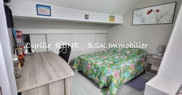 Maison Individuelle 155 m2 au sol – Lumineuse - Décoration Soignée - Jardin Arboré & Sécurisé - Proche Gare
Ne cherchez plus ! Imaginez votre nouvelle vie de famille dans cette magnifique maison individuelle sans aucun vis-à-vis, où l'espace et le confort ont été pensés pour le bonheur des petits et des grands. Implantée sur terrain de 580 m2 et posée sur un sous-sol total entièrement aménagé et chauffé, elle n'attend plus que vos valises. Ecoles, collège et lycée accessibles à pied.

Les points forts pour votre vie de famille :
•	Le paradis des enfants (et des parents) : Un délicieux jardin arboré pour les parties de cache-cache, complété par une grande véranda moderne et climatisée de 19 m² pour jouer ou se détendre en toutes saisons. Un abri de jardin et un espace barbecue complètent ce jardin idyllique.
•	La gare SNCF est accessible à pied. Idéal pour concilier facilement vie professionnelle et vie de famille !
•	Confort & Sécurité au top : Volets roulants motorisés, double vitrage de qualité, chaudière à condensation récente (économies d'énergie !) et un portail motorisé avec places de parking sécurisées dans la propriété.

Une configuration parfaite :
Au rez-de-jardin (L'espace convivialité & ados/invités) :
•	Une superbe véranda de 19 m² ouvrant sur une belle terrasse pour les barbecues du dimanche.
•	Une chambre de 11 m², une cuisine d’été pratique pour les déjeuners dehors, un WC et un grand garage pour la voiture, les vélos et la poussette.
Au 1er étage (Le cœur de la maison) :
•	Un salon-séjour lumineux de 29 m² à la décoration soignée et tendance, parfait pour vos soirées en famille.
•	Une cuisine équipée et aménagée pour concocter de bons petits plats.
•	Une grande chambre avec placard, un WC séparé et une superbe salle d’eau avec douche à l'italienne.
Au 2e étage (Le cocon des enfants) :
•	2 chambres confortables dotées de nombreux rangements pour les jouets et les vêtements.

Le coup de cœur est garanti ! Une visite s’impose pour découvrir votre futur chez-vous. Je suis disponible 7j/7, contactez-moi dès maintenant pour organiser une visite.