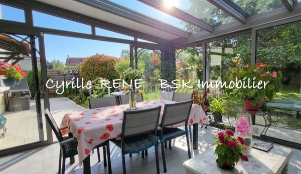 Maison Individuelle 155 m2 au sol – Lumineuse - Décoration Soignée - Jardin Arboré & Sécurisé - Proche Gare
Ne cherchez plus ! Imaginez votre nouvelle vie de famille dans cette magnifique maison individuelle sans aucun vis-à-vis, où l'espace et le confort ont été pensés pour le bonheur des petits et des grands. Implantée sur terrain de 580 m2 et posée sur un sous-sol total entièrement aménagé et chauffé, elle n'attend plus que vos valises. Ecoles, collège et lycée accessibles à pied.

Les points forts pour votre vie de famille :
•	Le paradis des enfants (et des parents) : Un délicieux jardin arboré pour les parties de cache-cache, complété par une grande véranda moderne et climatisée de 19 m² pour jouer ou se détendre en toutes saisons. Un abri de jardin et un espace barbecue complètent ce jardin idyllique.
•	La gare SNCF est accessible à pied. Idéal pour concilier facilement vie professionnelle et vie de famille !
•	Confort & Sécurité au top : Volets roulants motorisés, double vitrage de qualité, chaudière à condensation récente (économies d'énergie !) et un portail motorisé avec places de parking sécurisées dans la propriété.

Une configuration parfaite :
Au rez-de-jardin (L'espace convivialité & ados/invités) :
•	Une superbe véranda de 19 m² ouvrant sur une belle terrasse pour les barbecues du dimanche.
•	Une chambre de 11 m², une cuisine d’été pratique pour les déjeuners dehors, un WC et un grand garage pour la voiture, les vélos et la poussette.
Au 1er étage (Le cœur de la maison) :
•	Un salon-séjour lumineux de 29 m² à la décoration soignée et tendance, parfait pour vos soirées en famille.
•	Une cuisine équipée et aménagée pour concocter de bons petits plats.
•	Une grande chambre avec placard, un WC séparé et une superbe salle d’eau avec douche à l'italienne.
Au 2e étage (Le cocon des enfants) :
•	2 chambres confortables dotées de nombreux rangements pour les jouets et les vêtements.

Le coup de cœur est garanti ! Une visite s’impose pour découvrir votre futur chez-vous. Je suis disponible 7j/7, contactez-moi dès maintenant pour organiser une visite.