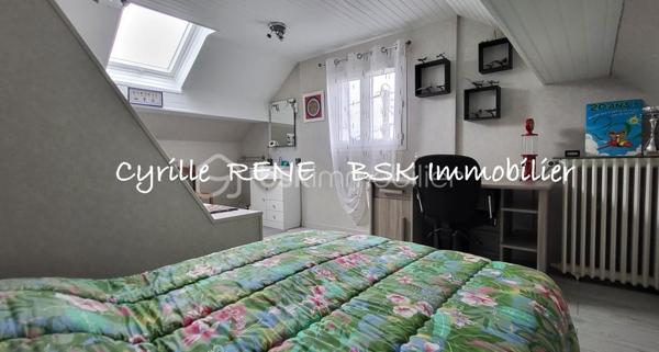 Maison Individuelle 155 m2 au sol – Lumineuse - Décoration Soignée - Jardin Arboré & Sécurisé - Proche Gare
Ne cherchez plus ! Imaginez votre nouvelle vie de famille dans cette magnifique maison individuelle sans aucun vis-à-vis, où l'espace et le confort ont été pensés pour le bonheur des petits et des grands. Implantée sur terrain de 580 m2 et posée sur un sous-sol total entièrement aménagé et chauffé, elle n'attend plus que vos valises. Ecoles, collège et lycée accessibles à pied.

Les points forts pour votre vie de famille :
•	Le paradis des enfants (et des parents) : Un délicieux jardin arboré pour les parties de cache-cache, complété par une grande véranda moderne et climatisée de 19 m² pour jouer ou se détendre en toutes saisons. Un abri de jardin et un espace barbecue complètent ce jardin idyllique.
•	La gare SNCF est accessible à pied. Idéal pour concilier facilement vie professionnelle et vie de famille !
•	Confort & Sécurité au top : Volets roulants motorisés, double vitrage de qualité, chaudière à condensation récente (économies d'énergie !) et un portail motorisé avec places de parking sécurisées dans la propriété.

Une configuration parfaite :
Au rez-de-jardin (L'espace convivialité & ados/invités) :
•	Une superbe véranda de 19 m² ouvrant sur une belle terrasse pour les barbecues du dimanche.
•	Une chambre de 11 m², une cuisine d’été pratique pour les déjeuners dehors, un WC et un grand garage pour la voiture, les vélos et la poussette.
Au 1er étage (Le cœur de la maison) :
•	Un salon-séjour lumineux de 29 m² à la décoration soignée et tendance, parfait pour vos soirées en famille.
•	Une cuisine équipée et aménagée pour concocter de bons petits plats.
•	Une grande chambre avec placard, un WC séparé et une superbe salle d’eau avec douche à l'italienne.
Au 2e étage (Le cocon des enfants) :
•	2 chambres confortables dotées de nombreux rangements pour les jouets et les vêtements.

Le coup de cœur est garanti ! Une visite s’impose pour découvrir votre futur chez-vous. Je suis disponible 7j/7, contactez-moi dès maintenant pour organiser une visite.