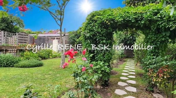 Maison Individuelle 155 m2 au sol – Lumineuse - Décoration Soignée - Jardin Arboré & Sécurisé - Proche Gare
Ne cherchez plus ! Imaginez votre nouvelle vie de famille dans cette magnifique maison individuelle sans aucun vis-à-vis, où l'espace et le confort ont été pensés pour le bonheur des petits et des grands. Implantée sur terrain de 580 m2 et posée sur un sous-sol total entièrement aménagé et chauffé, elle n'attend plus que vos valises. Ecoles, collège et lycée accessibles à pied.

Les points forts pour votre vie de famille :
•	Le paradis des enfants (et des parents) : Un délicieux jardin arboré pour les parties de cache-cache, complété par une grande véranda moderne et climatisée de 19 m² pour jouer ou se détendre en toutes saisons. Un abri de jardin et un espace barbecue complètent ce jardin idyllique.
•	La gare SNCF est accessible à pied. Idéal pour concilier facilement vie professionnelle et vie de famille !
•	Confort & Sécurité au top : Volets roulants motorisés, double vitrage de qualité, chaudière à condensation récente (économies d'énergie !) et un portail motorisé avec places de parking sécurisées dans la propriété.

Une configuration parfaite :
Au rez-de-jardin (L'espace convivialité & ados/invités) :
•	Une superbe véranda de 19 m² ouvrant sur une belle terrasse pour les barbecues du dimanche.
•	Une chambre de 11 m², une cuisine d’été pratique pour les déjeuners dehors, un WC et un grand garage pour la voiture, les vélos et la poussette.
Au 1er étage (Le cœur de la maison) :
•	Un salon-séjour lumineux de 29 m² à la décoration soignée et tendance, parfait pour vos soirées en famille.
•	Une cuisine équipée et aménagée pour concocter de bons petits plats.
•	Une grande chambre avec placard, un WC séparé et une superbe salle d’eau avec douche à l'italienne.
Au 2e étage (Le cocon des enfants) :
•	2 chambres confortables dotées de nombreux rangements pour les jouets et les vêtements.

Le coup de cœur est garanti ! Une visite s’impose pour découvrir votre futur chez-vous. Je suis disponible 7j/7, contactez-moi dès maintenant pour organiser une visite.