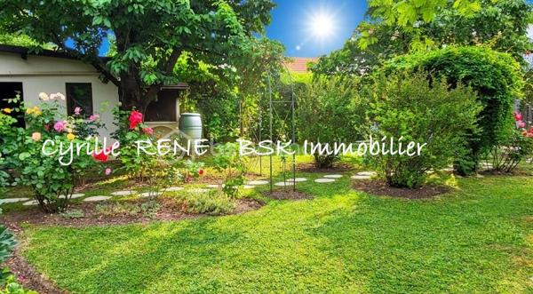 Maison Individuelle 155 m2 au sol – Lumineuse - Décoration Soignée - Jardin Arboré & Sécurisé - Proche Gare
Ne cherchez plus ! Imaginez votre nouvelle vie de famille dans cette magnifique maison individuelle sans aucun vis-à-vis, où l'espace et le confort ont été pensés pour le bonheur des petits et des grands. Implantée sur terrain de 580 m2 et posée sur un sous-sol total entièrement aménagé et chauffé, elle n'attend plus que vos valises. Ecoles, collège et lycée accessibles à pied.

Les points forts pour votre vie de famille :
•	Le paradis des enfants (et des parents) : Un délicieux jardin arboré pour les parties de cache-cache, complété par une grande véranda moderne et climatisée de 19 m² pour jouer ou se détendre en toutes saisons. Un abri de jardin et un espace barbecue complètent ce jardin idyllique.
•	La gare SNCF est accessible à pied. Idéal pour concilier facilement vie professionnelle et vie de famille !
•	Confort & Sécurité au top : Volets roulants motorisés, double vitrage de qualité, chaudière à condensation récente (économies d'énergie !) et un portail motorisé avec places de parking sécurisées dans la propriété.

Une configuration parfaite :
Au rez-de-jardin (L'espace convivialité & ados/invités) :
•	Une superbe véranda de 19 m² ouvrant sur une belle terrasse pour les barbecues du dimanche.
•	Une chambre de 11 m², une cuisine d’été pratique pour les déjeuners dehors, un WC et un grand garage pour la voiture, les vélos et la poussette.
Au 1er étage (Le cœur de la maison) :
•	Un salon-séjour lumineux de 29 m² à la décoration soignée et tendance, parfait pour vos soirées en famille.
•	Une cuisine équipée et aménagée pour concocter de bons petits plats.
•	Une grande chambre avec placard, un WC séparé et une superbe salle d’eau avec douche à l'italienne.
Au 2e étage (Le cocon des enfants) :
•	2 chambres confortables dotées de nombreux rangements pour les jouets et les vêtements.

Le coup de cœur est garanti ! Une visite s’impose pour découvrir votre futur chez-vous. Je suis disponible 7j/7, contactez-moi dès maintenant pour organiser une visite.