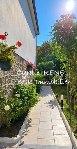 Maison Individuelle 155 m2 au sol – Lumineuse - Décoration Soignée - Jardin Arboré & Sécurisé - Proche Gare
Ne cherchez plus ! Imaginez votre nouvelle vie de famille dans cette magnifique maison individuelle sans aucun vis-à-vis, où l'espace et le confort ont été pensés pour le bonheur des petits et des grands. Implantée sur terrain de 580 m2 et posée sur un sous-sol total entièrement aménagé et chauffé, elle n'attend plus que vos valises. Ecoles, collège et lycée accessibles à pied.

Les points forts pour votre vie de famille :
•	Le paradis des enfants (et des parents) : Un délicieux jardin arboré pour les parties de cache-cache, complété par une grande véranda moderne et climatisée de 19 m² pour jouer ou se détendre en toutes saisons. Un abri de jardin et un espace barbecue complètent ce jardin idyllique.
•	La gare SNCF est accessible à pied. Idéal pour concilier facilement vie professionnelle et vie de famille !
•	Confort & Sécurité au top : Volets roulants motorisés, double vitrage de qualité, chaudière à condensation récente (économies d'énergie !) et un portail motorisé avec places de parking sécurisées dans la propriété.

Une configuration parfaite :
Au rez-de-jardin (L'espace convivialité & ados/invités) :
•	Une superbe véranda de 19 m² ouvrant sur une belle terrasse pour les barbecues du dimanche.
•	Une chambre de 11 m², une cuisine d’été pratique pour les déjeuners dehors, un WC et un grand garage pour la voiture, les vélos et la poussette.
Au 1er étage (Le cœur de la maison) :
•	Un salon-séjour lumineux de 29 m² à la décoration soignée et tendance, parfait pour vos soirées en famille.
•	Une cuisine équipée et aménagée pour concocter de bons petits plats.
•	Une grande chambre avec placard, un WC séparé et une superbe salle d’eau avec douche à l'italienne.
Au 2e étage (Le cocon des enfants) :
•	2 chambres confortables dotées de nombreux rangements pour les jouets et les vêtements.

Le coup de cœur est garanti ! Une visite s’impose pour découvrir votre futur chez-vous. Je suis disponible 7j/7, contactez-moi dès maintenant pour organiser une visite.