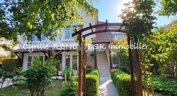 Maison Individuelle 155 m2 au sol – Lumineuse - Décoration Soignée - Jardin Arboré & Sécurisé - Proche Gare
Ne cherchez plus ! Imaginez votre nouvelle vie de famille dans cette magnifique maison individuelle sans aucun vis-à-vis, où l'espace et le confort ont été pensés pour le bonheur des petits et des grands. Implantée sur terrain de 580 m2 et posée sur un sous-sol total entièrement aménagé et chauffé, elle n'attend plus que vos valises. Ecoles, collège et lycée accessibles à pied.

Les points forts pour votre vie de famille :
•	Le paradis des enfants (et des parents) : Un délicieux jardin arboré pour les parties de cache-cache, complété par une grande véranda moderne et climatisée de 19 m² pour jouer ou se détendre en toutes saisons. Un abri de jardin et un espace barbecue complètent ce jardin idyllique.
•	La gare SNCF est accessible à pied. Idéal pour concilier facilement vie professionnelle et vie de famille !
•	Confort & Sécurité au top : Volets roulants motorisés, double vitrage de qualité, chaudière à condensation récente (économies d'énergie !) et un portail motorisé avec places de parking sécurisées dans la propriété.

Une configuration parfaite :
Au rez-de-jardin (L'espace convivialité & ados/invités) :
•	Une superbe véranda de 19 m² ouvrant sur une belle terrasse pour les barbecues du dimanche.
•	Une chambre de 11 m², une cuisine d’été pratique pour les déjeuners dehors, un WC et un grand garage pour la voiture, les vélos et la poussette.
Au 1er étage (Le cœur de la maison) :
•	Un salon-séjour lumineux de 29 m² à la décoration soignée et tendance, parfait pour vos soirées en famille.
•	Une cuisine équipée et aménagée pour concocter de bons petits plats.
•	Une grande chambre avec placard, un WC séparé et une superbe salle d’eau avec douche à l'italienne.
Au 2e étage (Le cocon des enfants) :
•	2 chambres confortables dotées de nombreux rangements pour les jouets et les vêtements.

Le coup de cœur est garanti ! Une visite s’impose pour découvrir votre futur chez-vous. Je suis disponible 7j/7, contactez-moi dès maintenant pour organiser une visite.