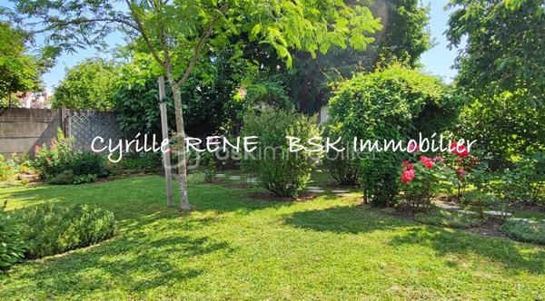 Maison Individuelle 155 m2 au sol – Lumineuse - Décoration Soignée - Jardin Arboré & Sécurisé - Proche Gare
Ne cherchez plus ! Imaginez votre nouvelle vie de famille dans cette magnifique maison individuelle sans aucun vis-à-vis, où l'espace et le confort ont été pensés pour le bonheur des petits et des grands. Implantée sur terrain de 580 m2 et posée sur un sous-sol total entièrement aménagé et chauffé, elle n'attend plus que vos valises. Ecoles, collège et lycée accessibles à pied.

Les points forts pour votre vie de famille :
•	Le paradis des enfants (et des parents) : Un délicieux jardin arboré pour les parties de cache-cache, complété par une grande véranda moderne et climatisée de 19 m² pour jouer ou se détendre en toutes saisons. Un abri de jardin et un espace barbecue complètent ce jardin idyllique.
•	La gare SNCF est accessible à pied. Idéal pour concilier facilement vie professionnelle et vie de famille !
•	Confort & Sécurité au top : Volets roulants motorisés, double vitrage de qualité, chaudière à condensation récente (économies d'énergie !) et un portail motorisé avec places de parking sécurisées dans la propriété.

Une configuration parfaite :
Au rez-de-jardin (L'espace convivialité & ados/invités) :
•	Une superbe véranda de 19 m² ouvrant sur une belle terrasse pour les barbecues du dimanche.
•	Une chambre de 11 m², une cuisine d’été pratique pour les déjeuners dehors, un WC et un grand garage pour la voiture, les vélos et la poussette.
Au 1er étage (Le cœur de la maison) :
•	Un salon-séjour lumineux de 29 m² à la décoration soignée et tendance, parfait pour vos soirées en famille.
•	Une cuisine équipée et aménagée pour concocter de bons petits plats.
•	Une grande chambre avec placard, un WC séparé et une superbe salle d’eau avec douche à l'italienne.
Au 2e étage (Le cocon des enfants) :
•	2 chambres confortables dotées de nombreux rangements pour les jouets et les vêtements.

Le coup de cœur est garanti ! Une visite s’impose pour découvrir votre futur chez-vous. Je suis disponible 7j/7, contactez-moi dès maintenant pour organiser une visite.